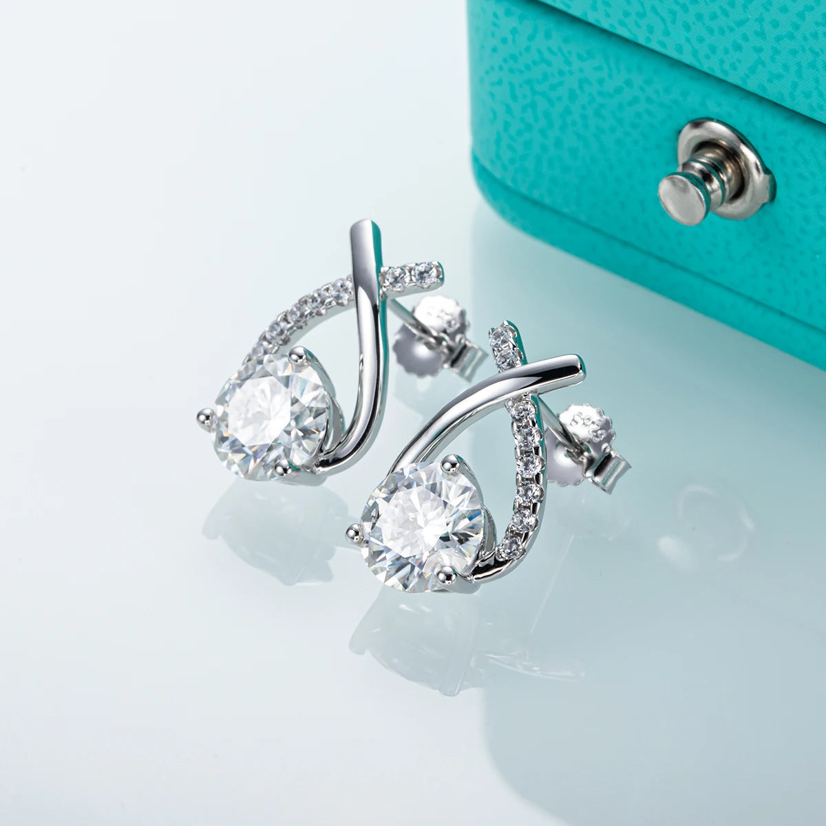 Diorina Jewelry Twisted Elegance Stud Earrings - 18k Gold plated